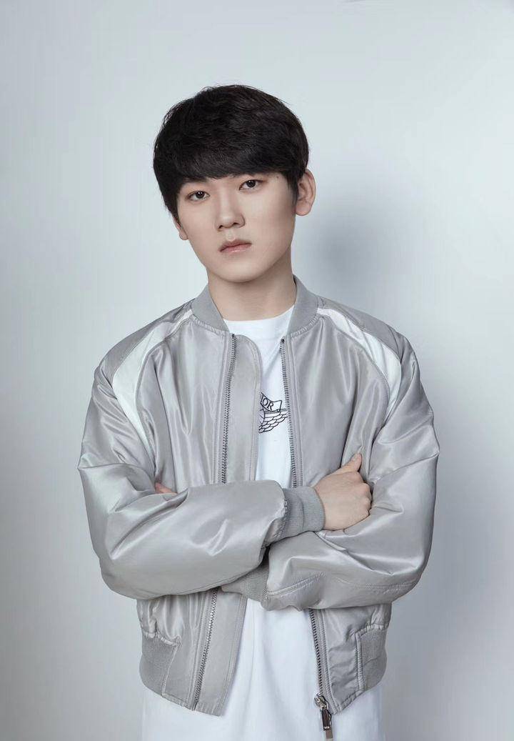 原创jkl不愧是lpl牌面,代言知名品牌迪奥的定妆照曝出,这颜值就离谱