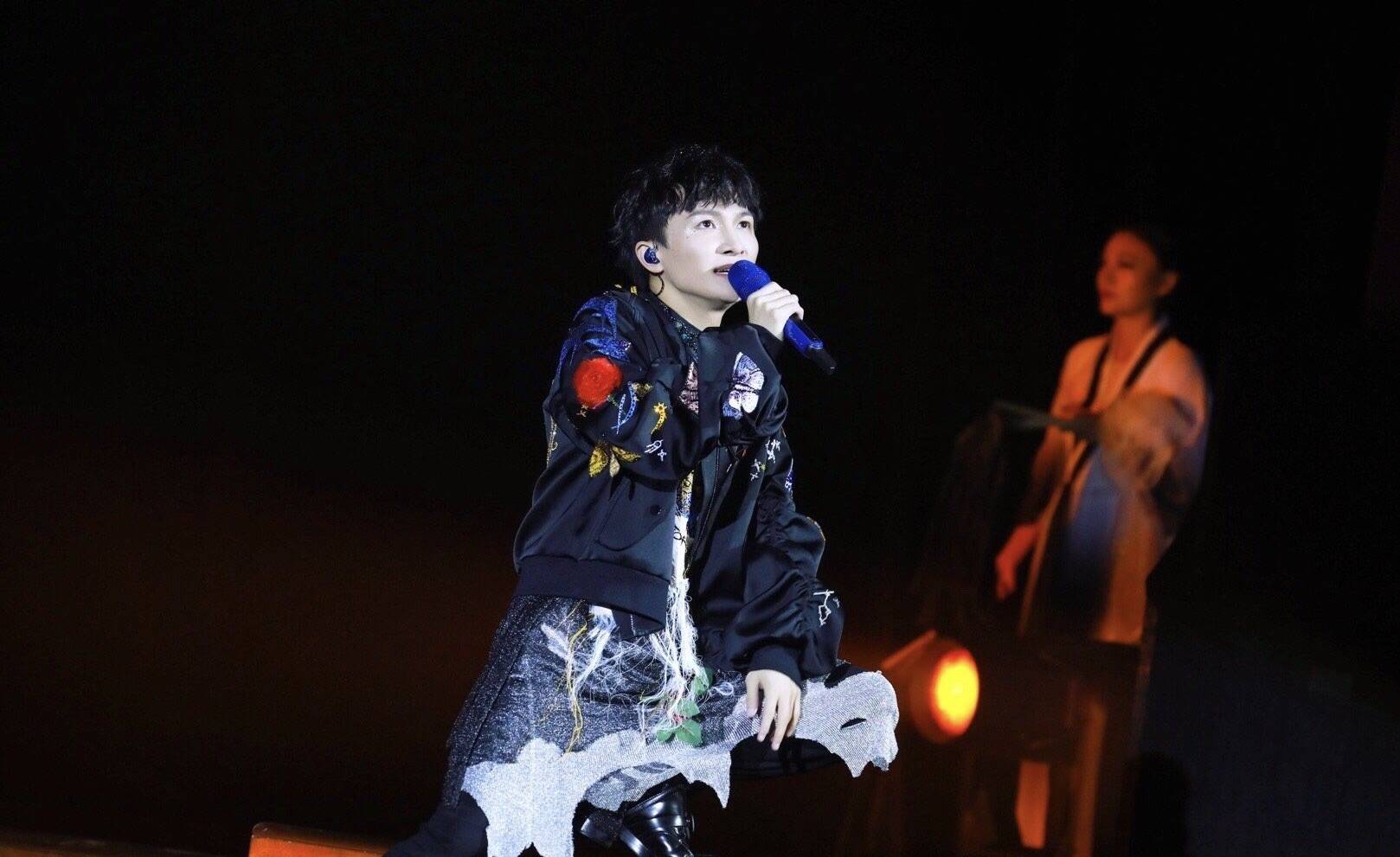 原创周深居然只有161cm,穿搭却一直超在线,是矮个子男生的穿衣模范