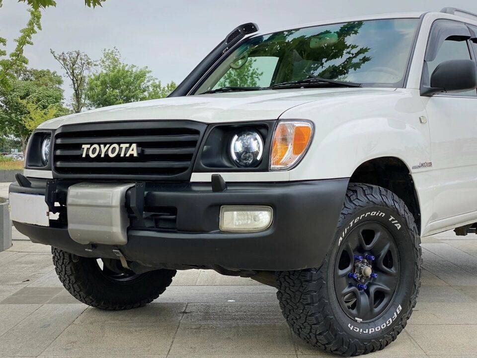 最经典的丰田陆巡亮相!精致圆形led灯组 8缸动力,四驱真霸气!