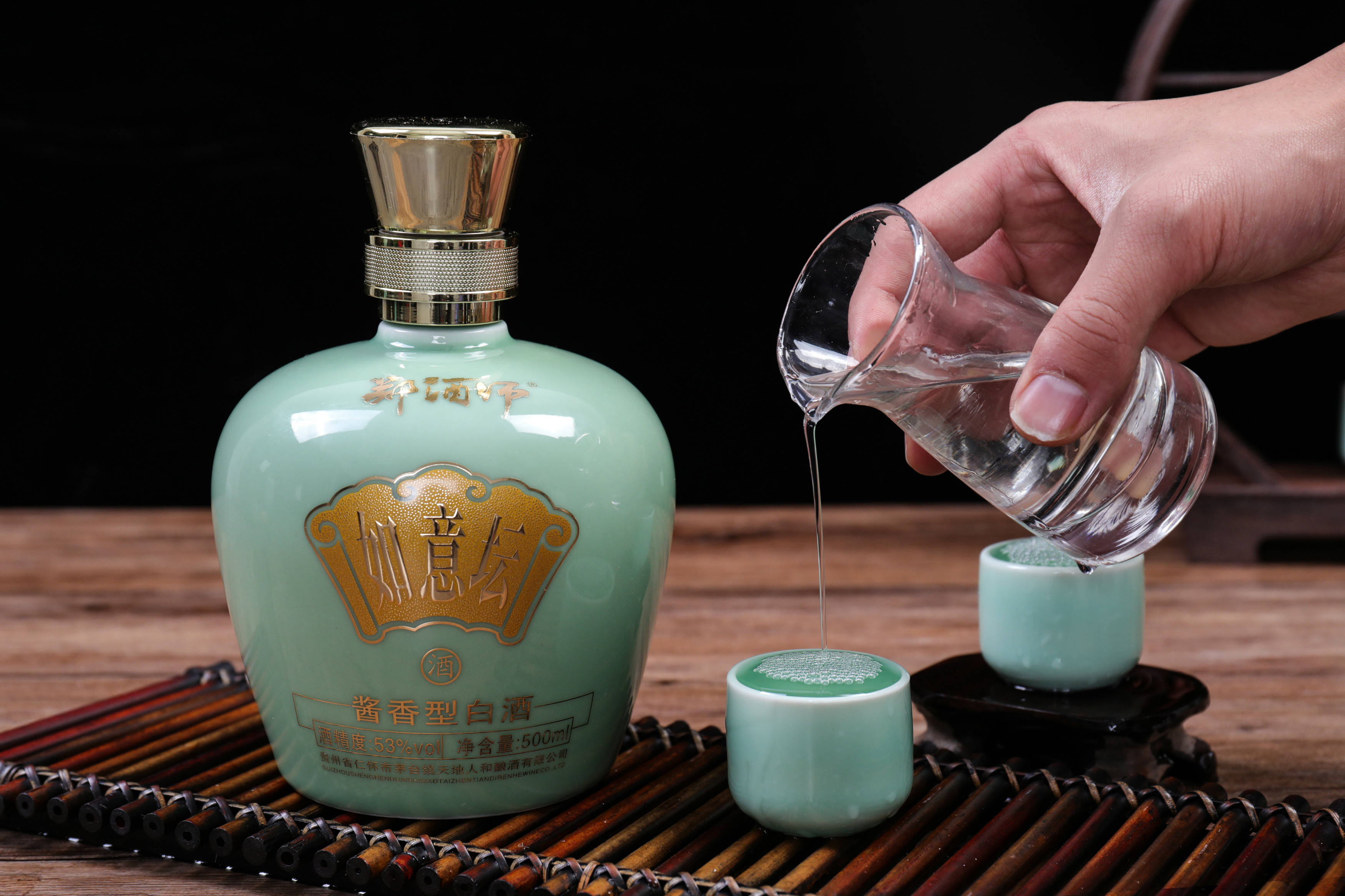 舌尖开始,在口腔中随意流淌,然后缓缓咽下,好的酱香酒有明显的层次感