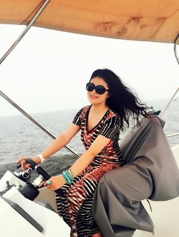 原创谢大脚原来这么美穿条纹裙开游艇风情万种随意悠闲让人羡慕