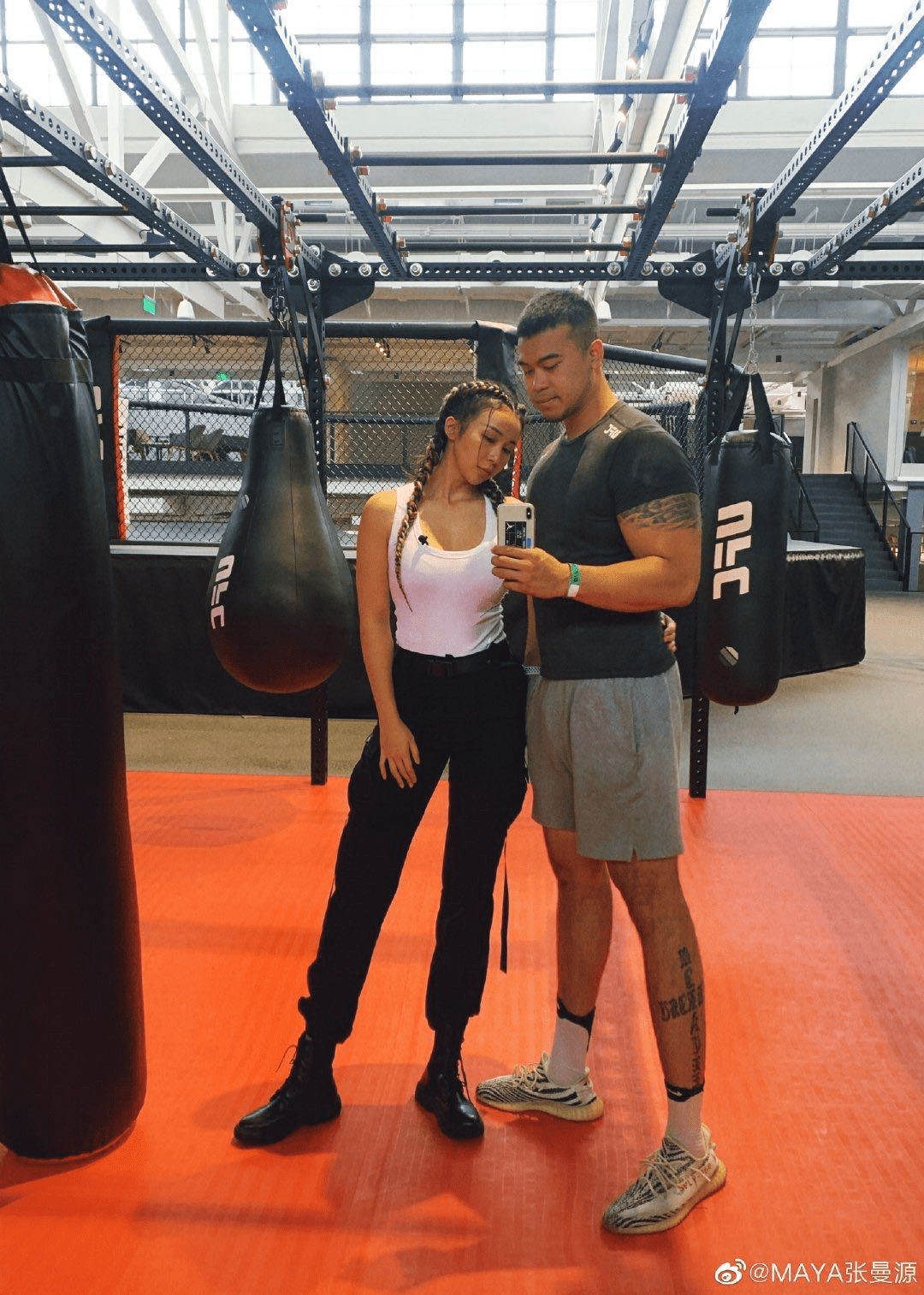 nba最美主播张曼源,化身格斗女神,与强壮男友合影却显娇小