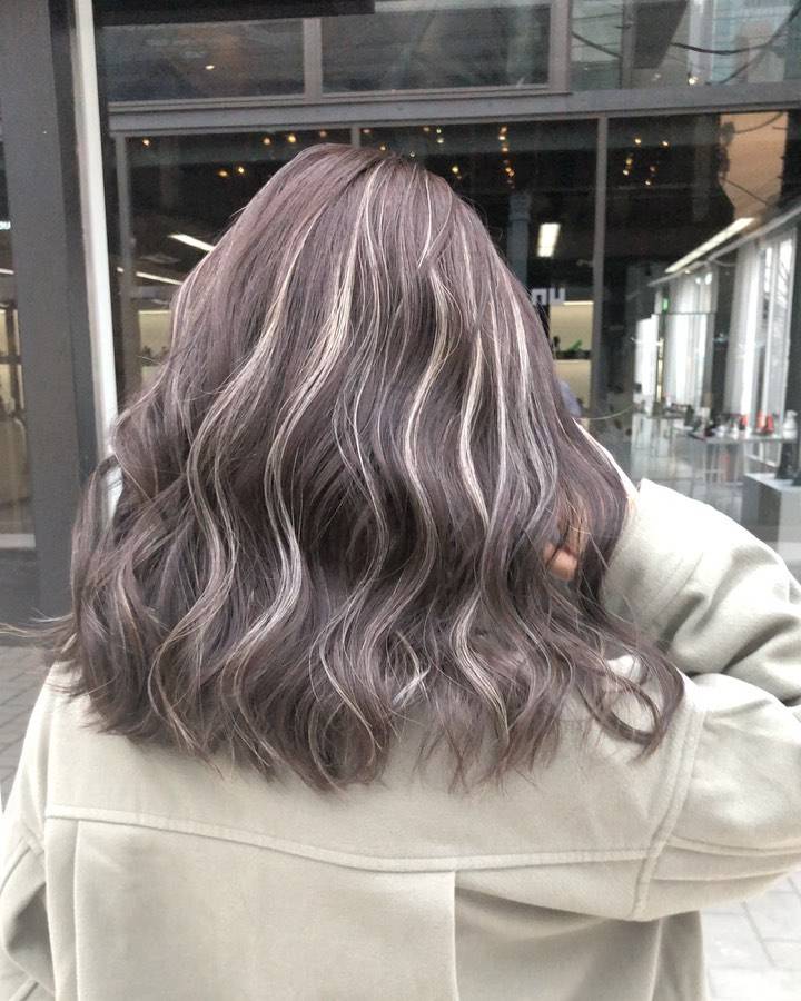 今年流行"瓜子染",好看时尚很有线条感,不分直卷都很美_头发