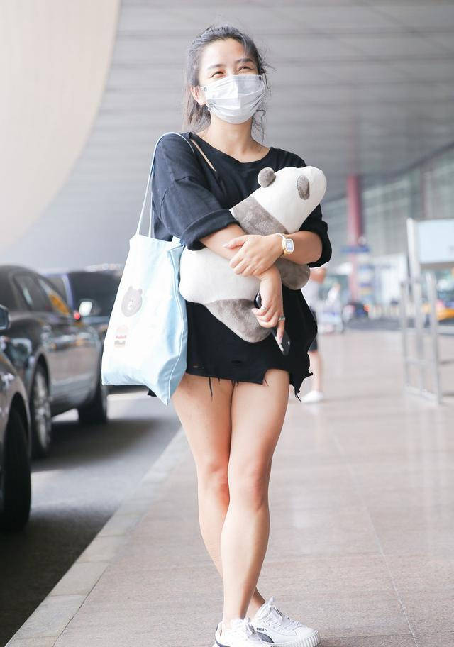 原创何洁微胖却敢穿,破洞t恤配热裤,"下衣失踪"穿出自信与精致