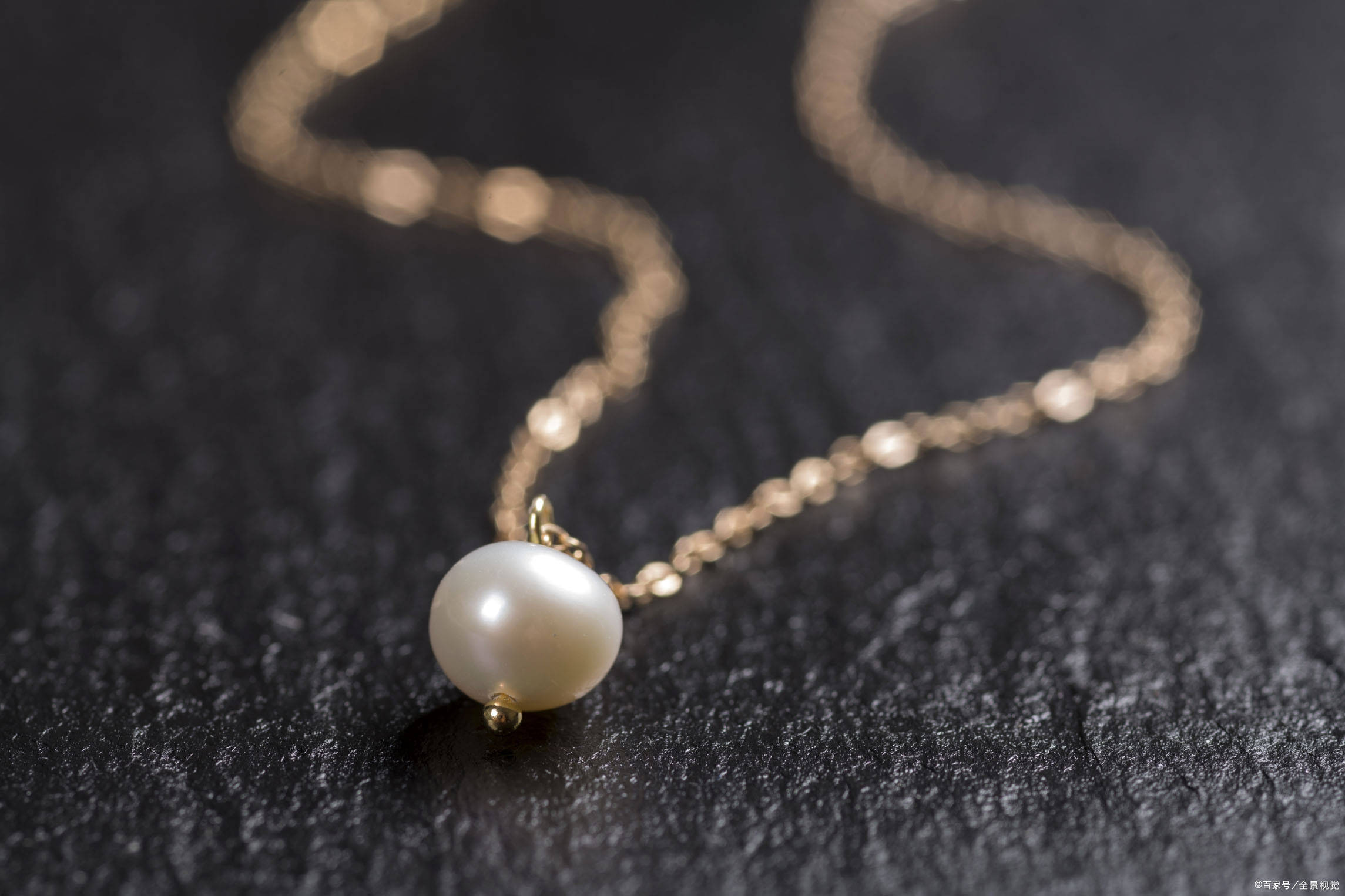 由于它与不同的金属混合后会产生不同的颜色,所以它有不同的颜色,如