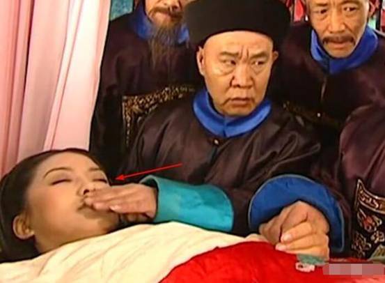 还珠格格太医救治香妃老版下手有分寸看到新版差点笑出声来