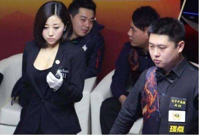 台球最美女裁判,因"穿着大胆"引热议,今入美籍,想嫁黑人生娃_吕帅希