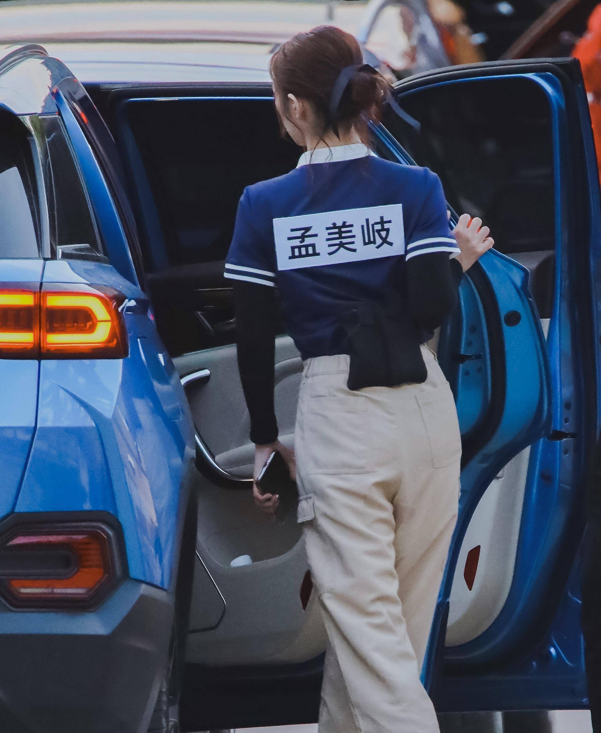 当孟美岐跟宋祖儿录《跑男》走一起,全明白了_一个人