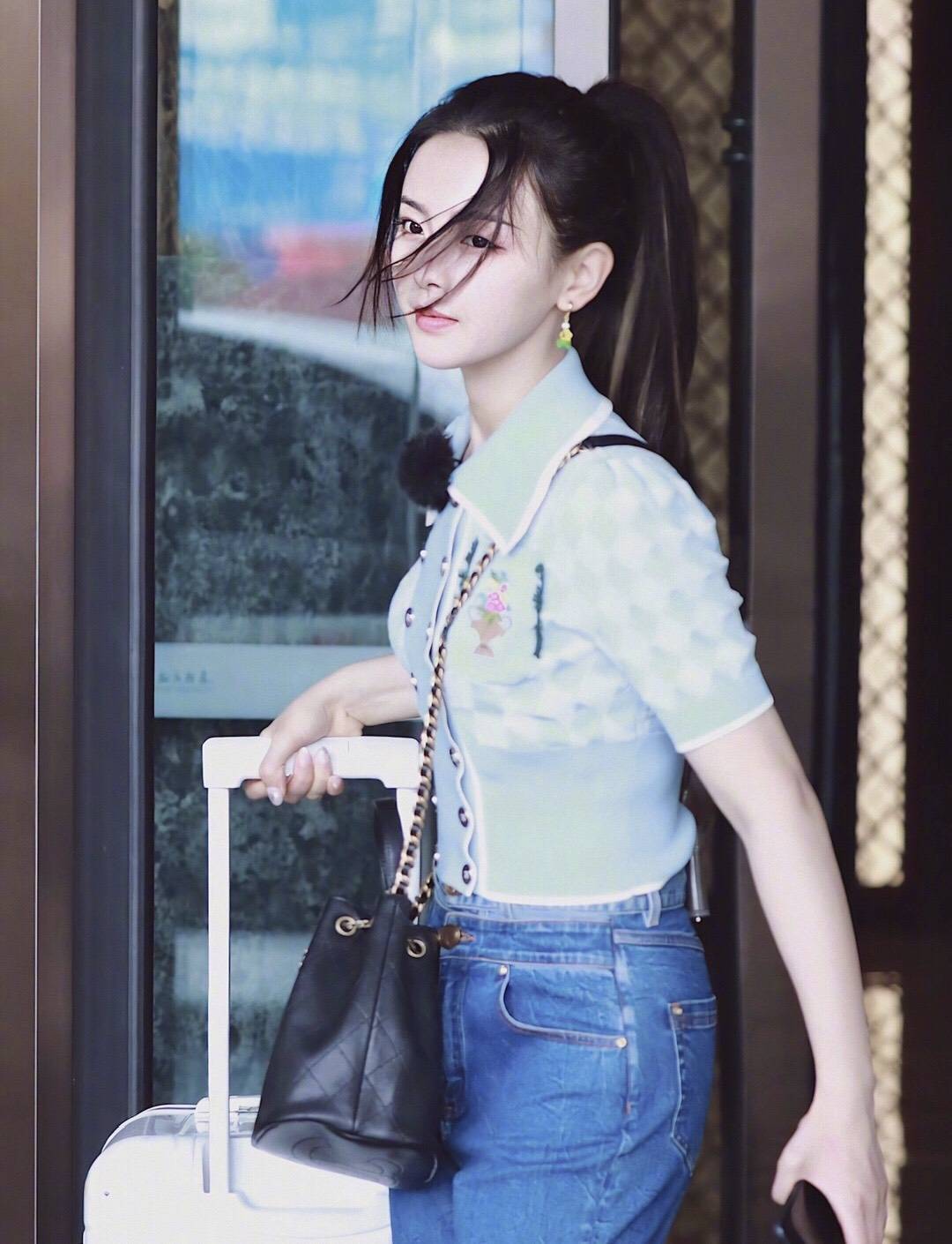 原创杨超越中餐厅路透照蓝t恤配牛仔裤清纯青春建模脸太吸睛