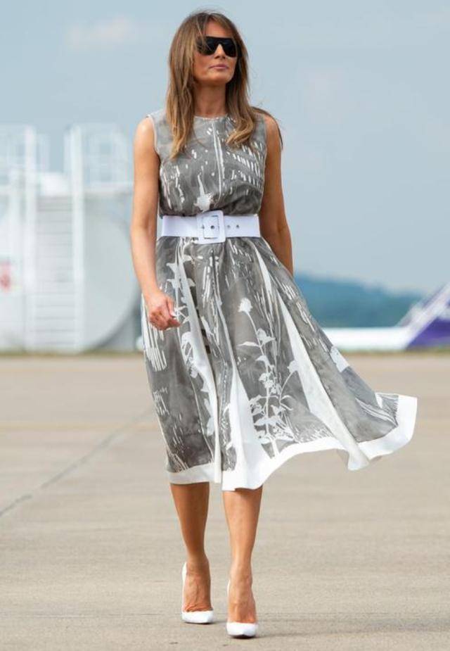 特朗普带老婆撑门面梅拉尼娅身披西装穿包臀裙小腹圆溜往前撅