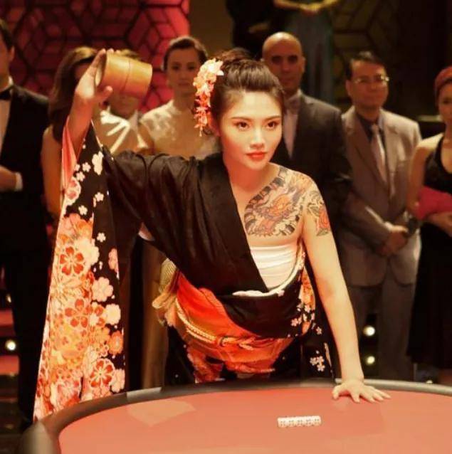 原创记得《赌神》中的骰子女神吗?退出武打界,培养儿子成健美先生