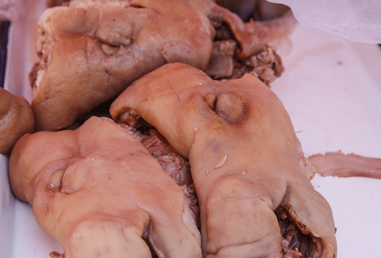 猪头肉只卖10元一斤,真便宜,在城里17元一斤.