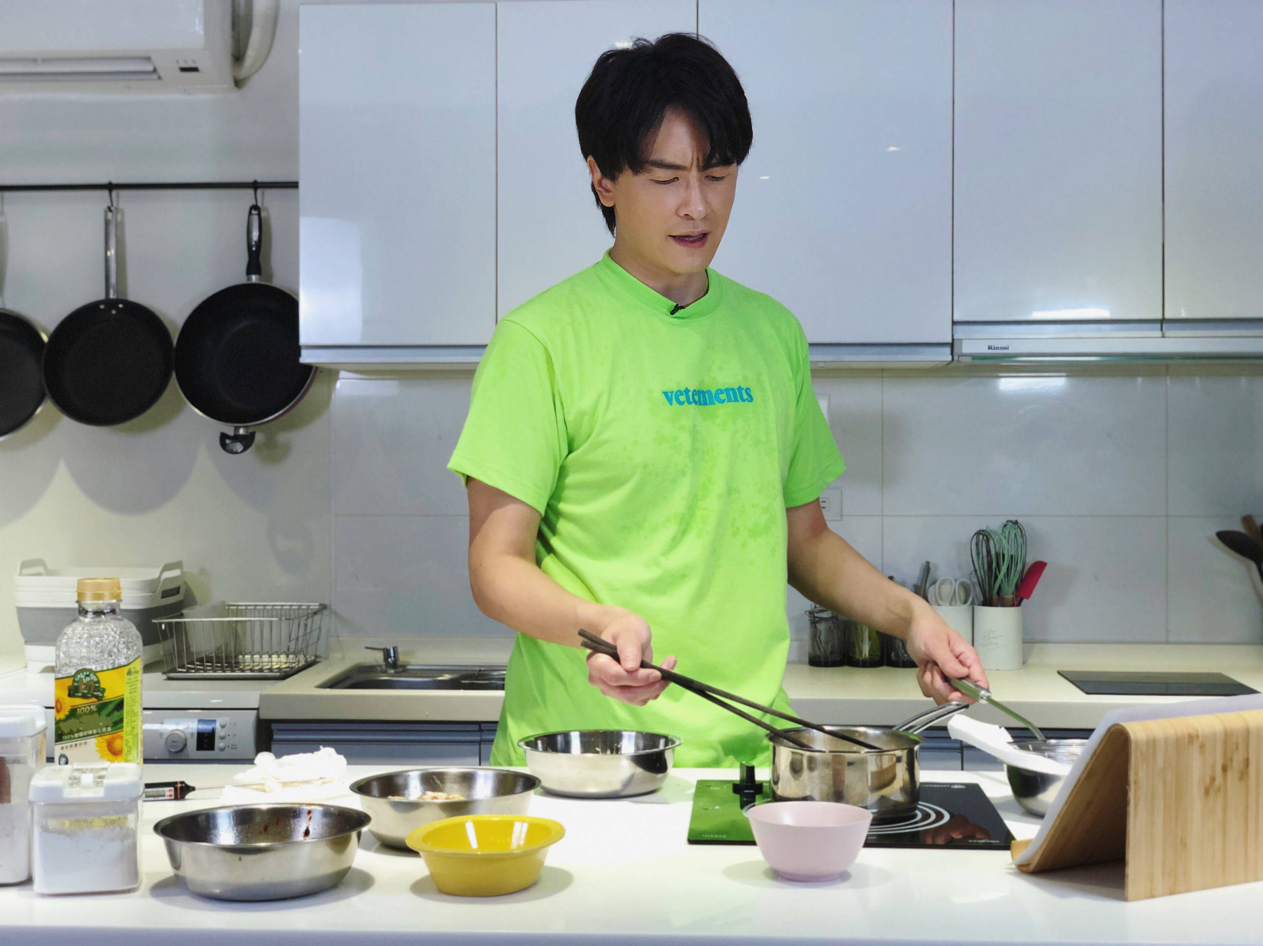 郑元畅差点炸了厨房?粉丝笑称:快还我会做菜的江直树!_炸鸡