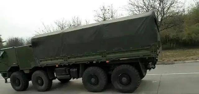 图为道路上行驶的sx2306(8x8)