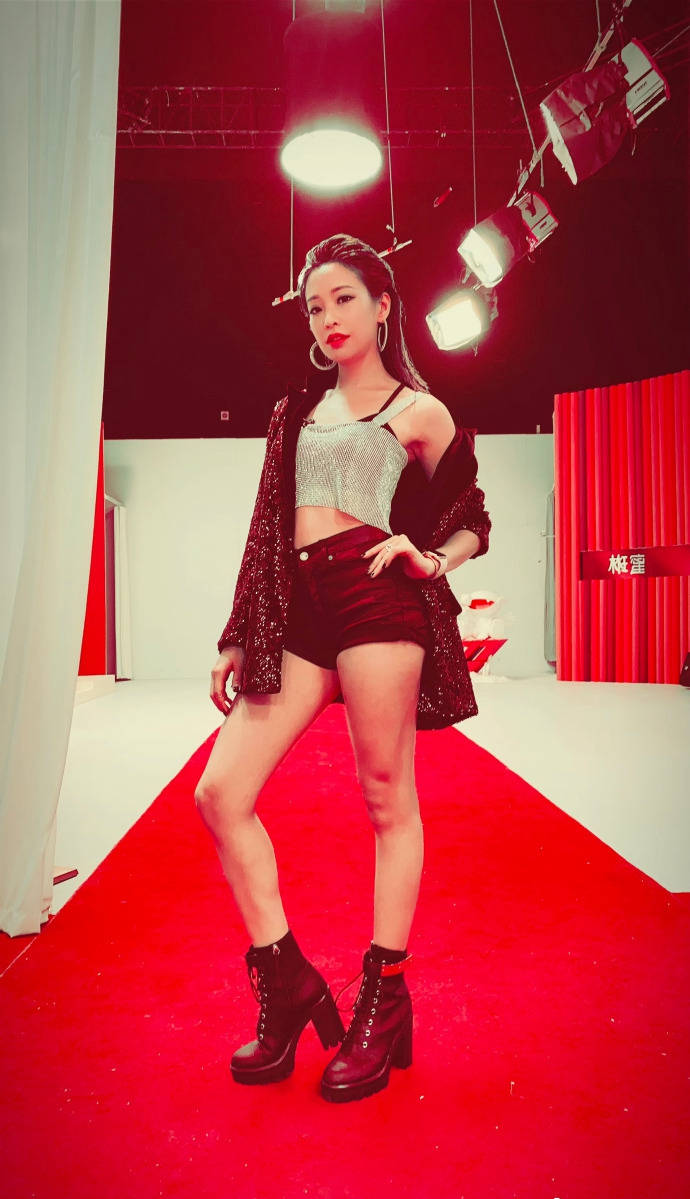 袁咏琳分享《浪姐》回忆照 感叹姐姐们都好可爱