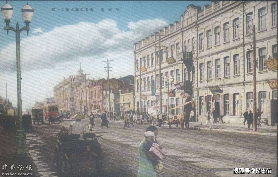 老照片:三十年代的哈尔滨街上走着日俄女人