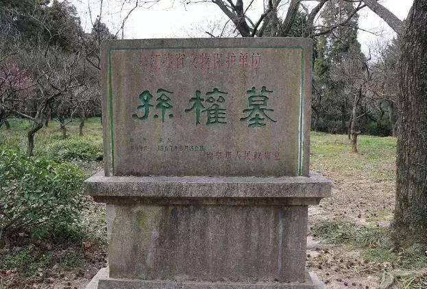 241年,太子孙登病死,后孙权在继承人的问题上摇摆不定,这也是导致吴国