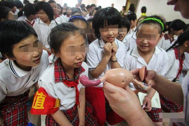 就像是小男生,有时候可能会为了表达自己的喜爱之情,于是就去亲小女孩