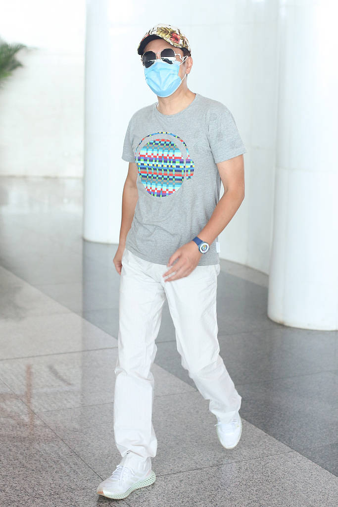 他与粉丝秀起肌肉. 蔡国庆挥舞着双手,心情大好.