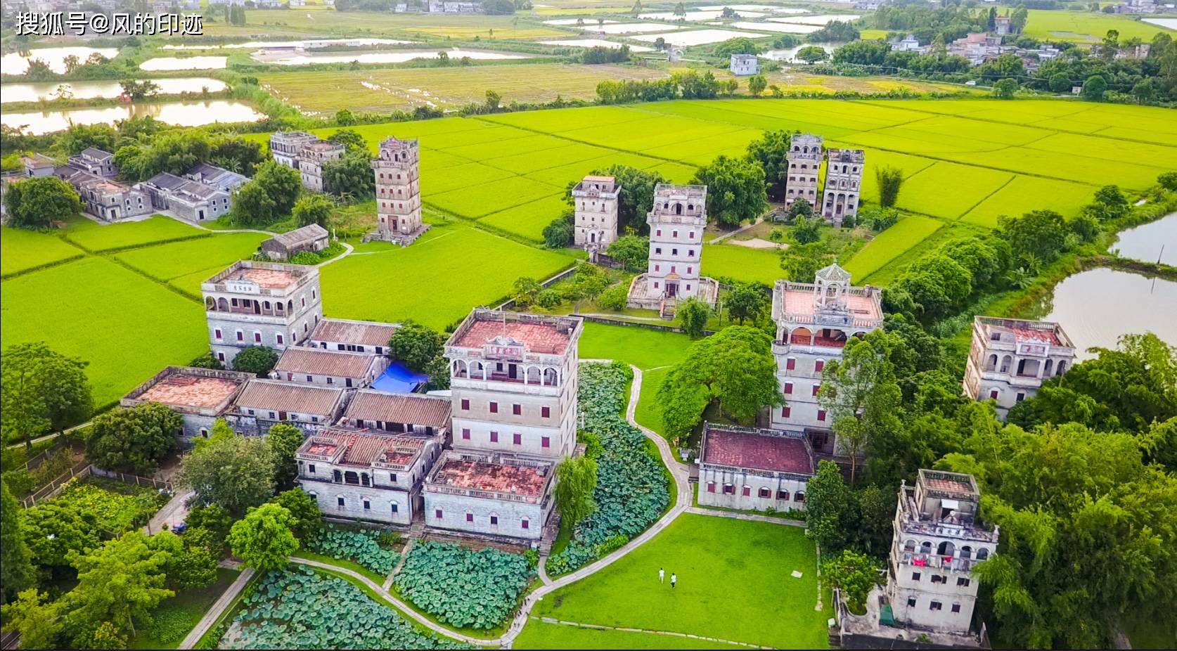 五邑侨乡台山白沙镇陈坑水库孤傲而立的水中碉楼光耀楼