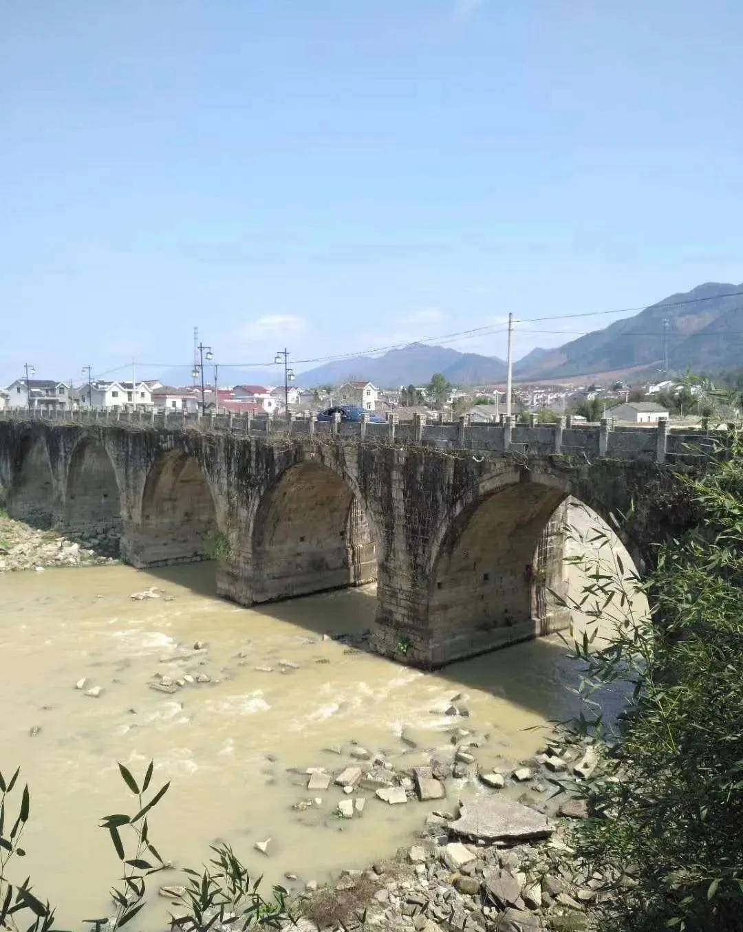 湖北襄阳古城墙从6月15日晚8时起,襄阳持续发生强降雨天气,造成城区多