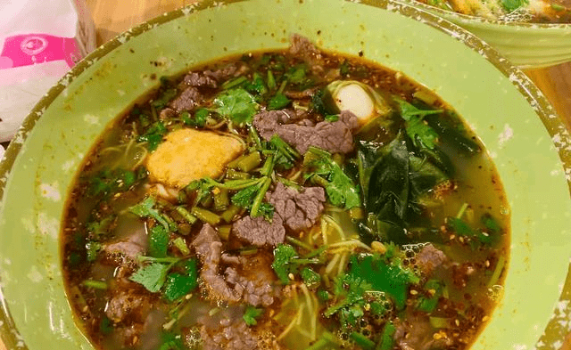 福州最火爆的牛肉麻辣烫两碗82元便宜实惠量还大人挤人