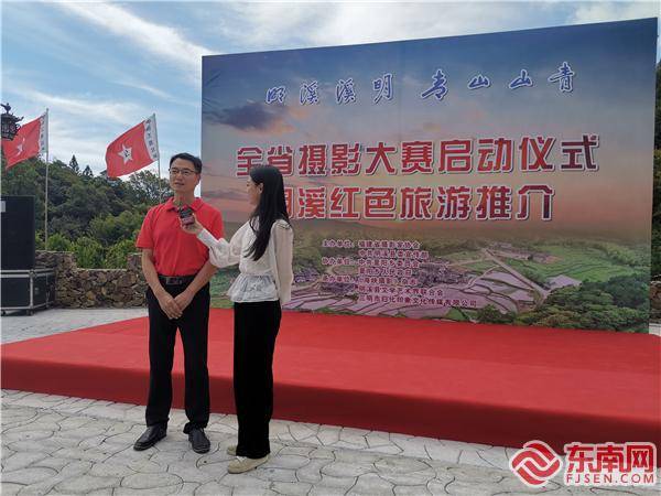 三明市明溪县副县长林建忠给网友介绍明溪 东南网记者 陈艳艳 摄东南