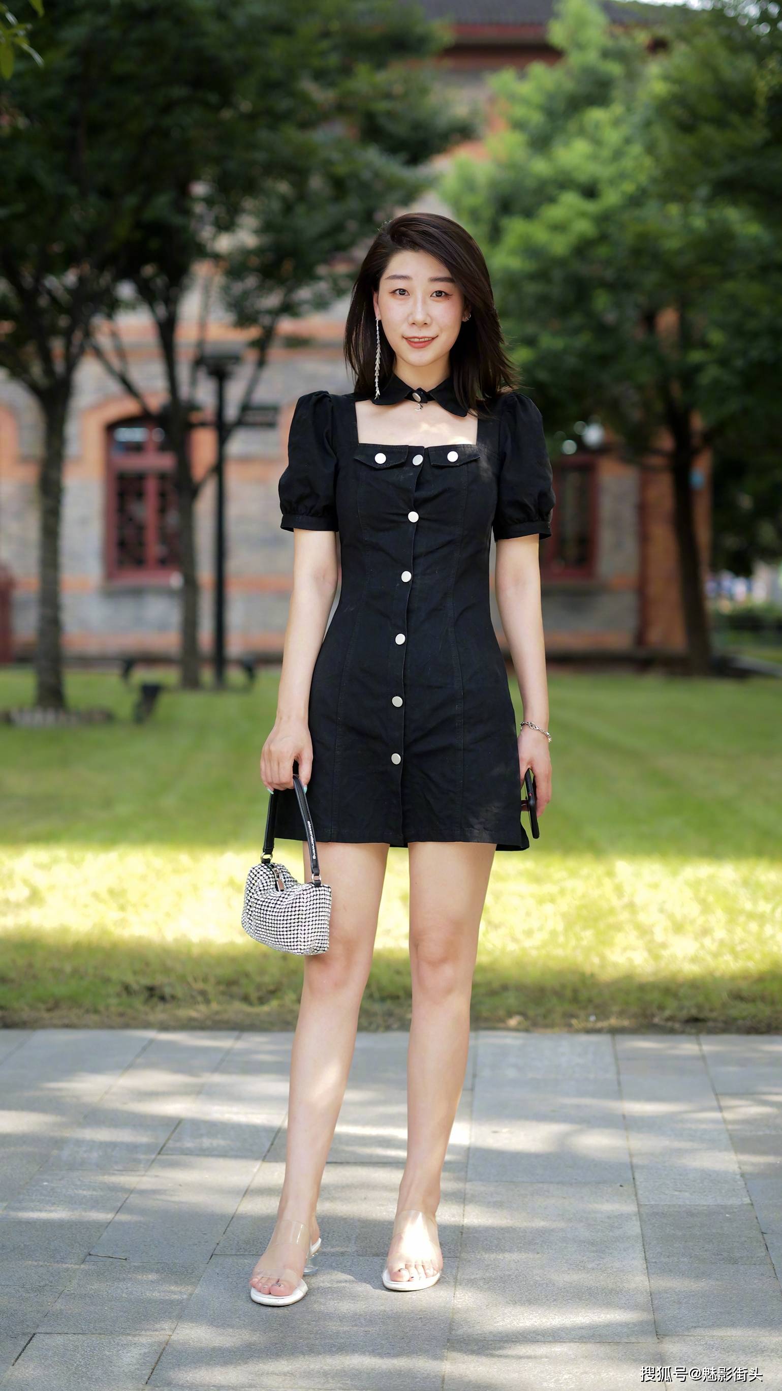 原创三伏天美女选择透明凉鞋百搭各种服饰穿出清凉效果