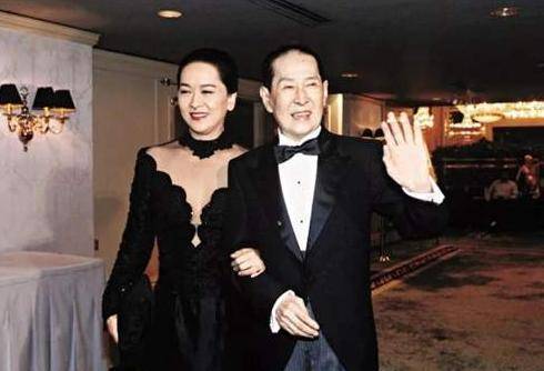 在这段感情中,洪金梅无时无刻不在迎合邓永祥,甚至邓永祥说喜欢她的