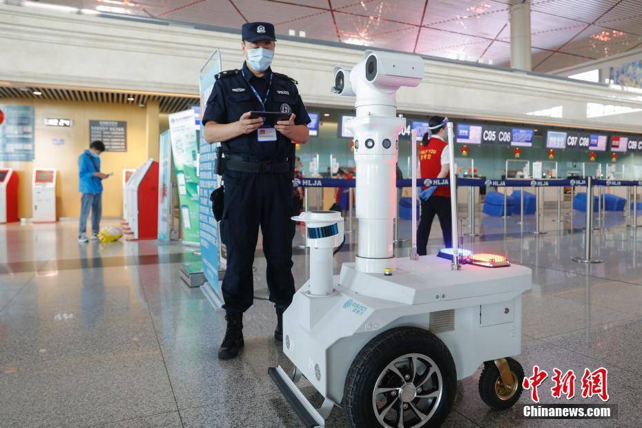 哈尔滨机场5g巡逻测温机器人上岗