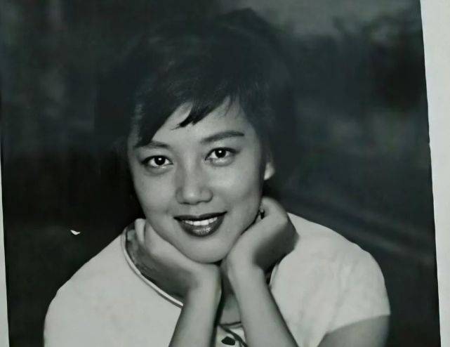 美貌堪比赫本,一生拍戏200部,熬成奶奶专业户才走红!_夏萍