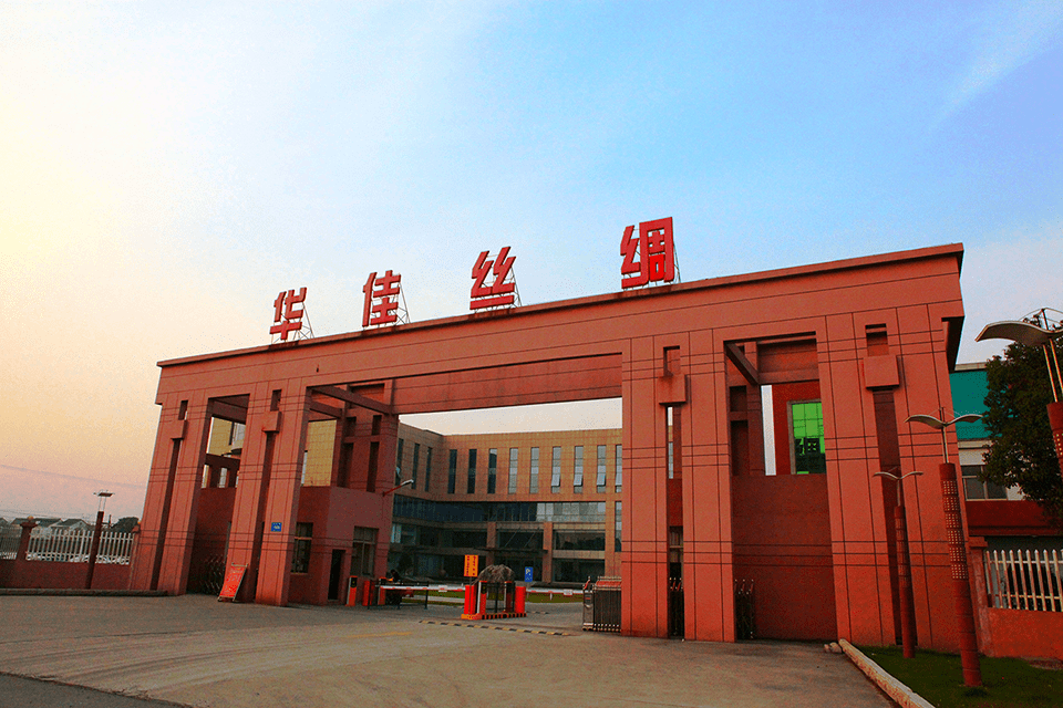 在广西来宾拥有年产能500吨的缫丝工厂,30万张规模的蚕种厂及服装厂