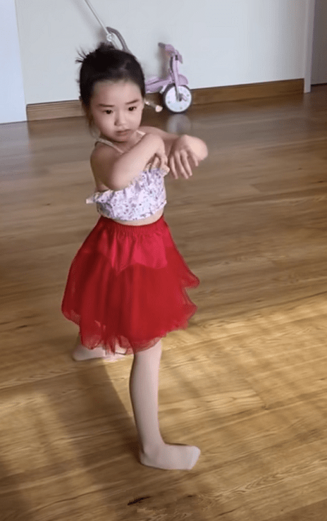 董璇女儿穿红裙跳舞 小酒窝下腰劈叉优雅范儿十足