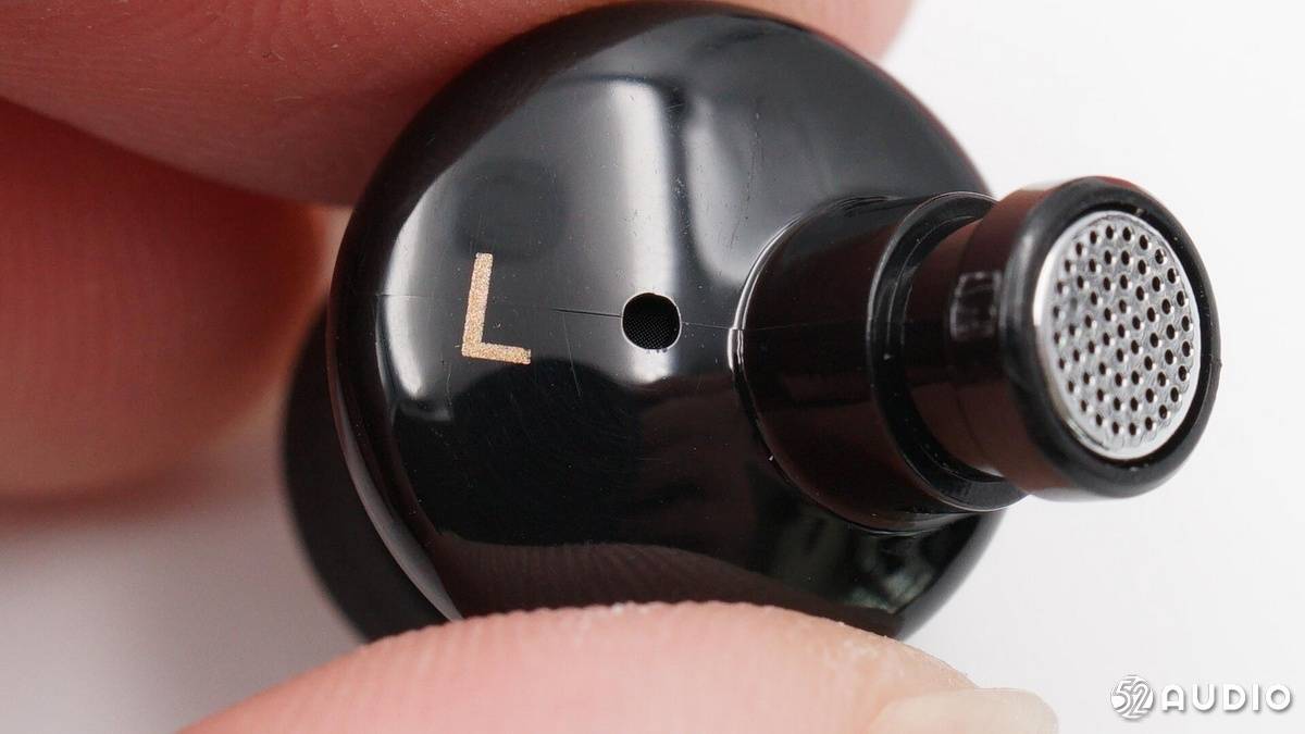 耳机腔体由金属和塑料两种材质组成,图为音腔的泄压孔.