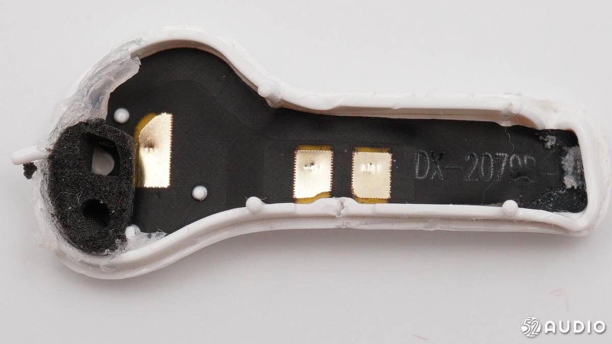 沿耳机内外侧的合模线拆开耳机,经典的条形主板 软包电池 扬声器的