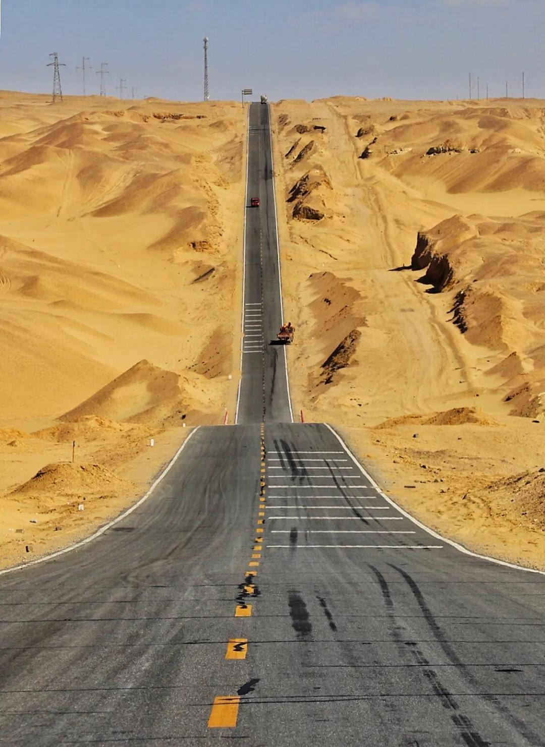 在戈壁沙漠中有着最美丽的高速公路