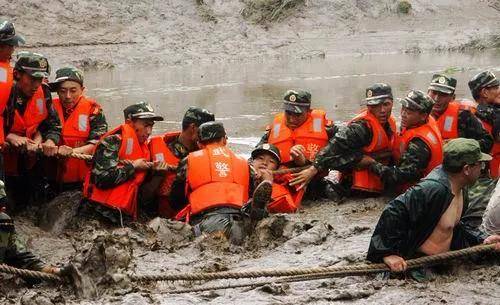 原創抗洪搶險,詩詞同行,獻給一線抗洪搶險的軍民們,您們辛苦了