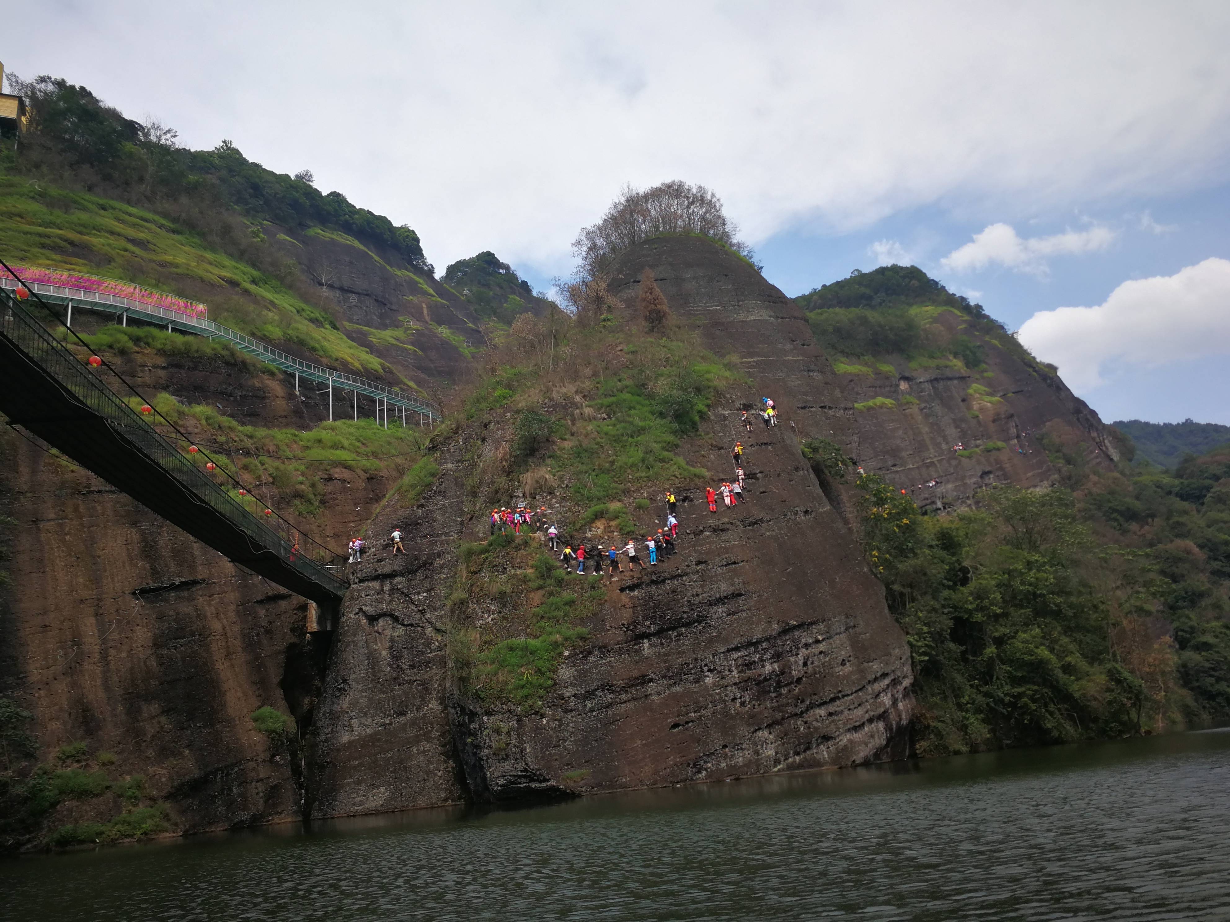 九江修水东浒寨的飞拉达分为abc三种难度的线路.