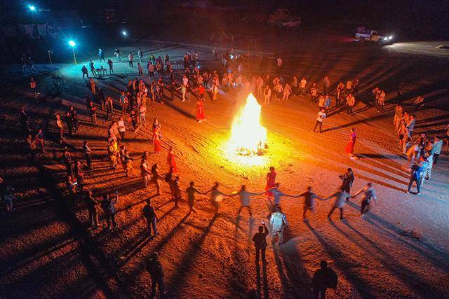 戈壁篝火晚会