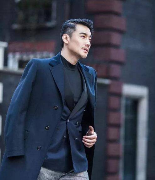 原创他是"中国首席男模",因太帅被英国富婆看中,今49岁宛如小鲜肉