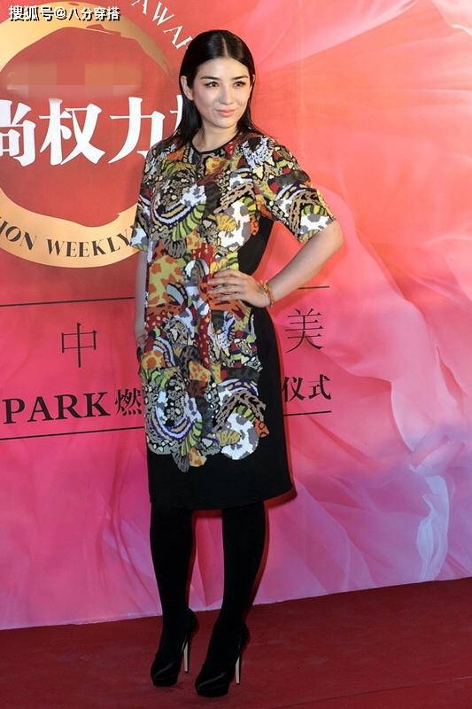 高跟鞋用于拉长双腿线条,取得的效果还是不错的,选择穿上了细高跟