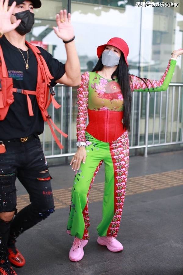 原创50岁钟丽缇越活越年轻,大红大绿搭配好浮夸,和小12岁老公显般配