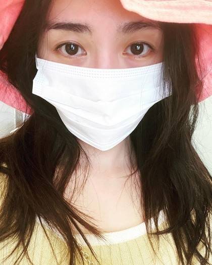 自曝被霸凌后aoa权珉娥晒自拍 素颜戴口罩显憔悴