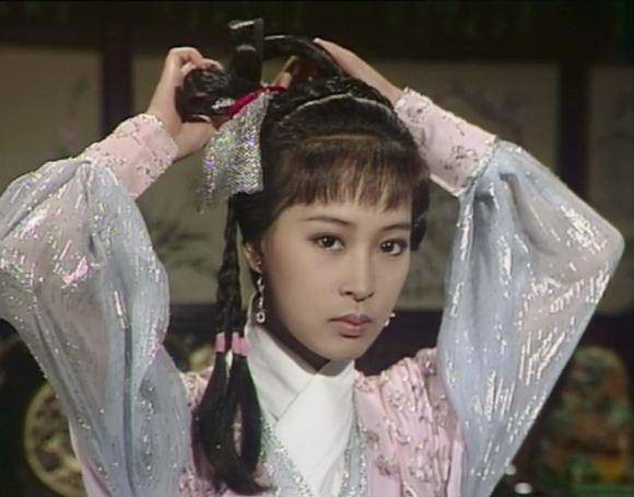 出道后她便先后出演了多部电视剧,《执位夫妻》,《英雄故事》等,由于