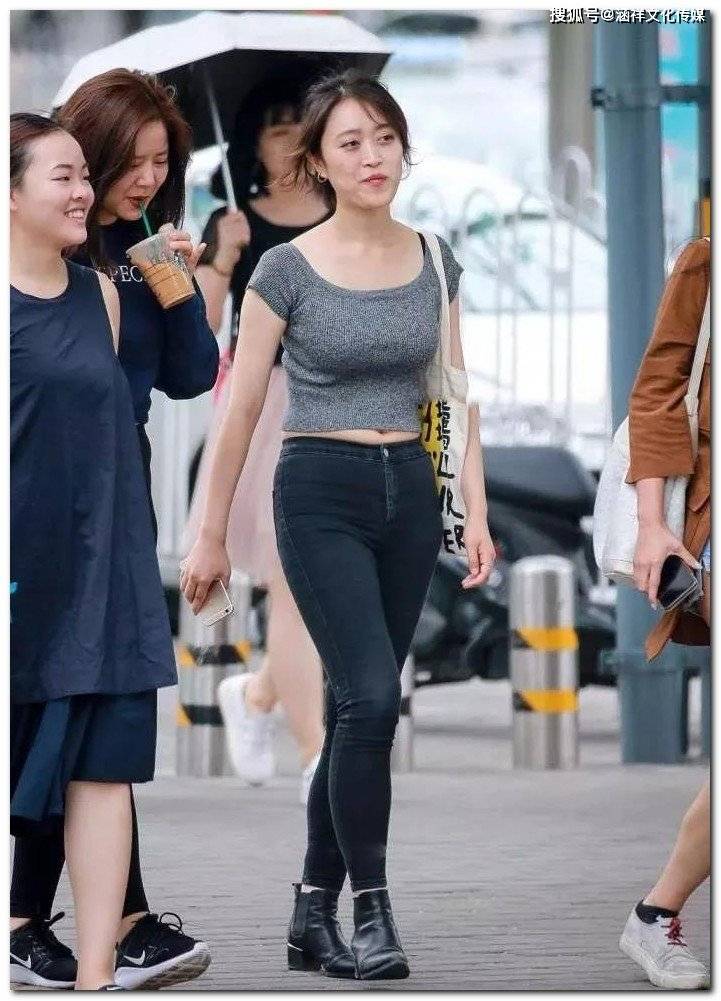 1/ 12 街拍:露脐装美女偏爱小资情调,迷人身材让人羡慕嫉妒恨 街拍:露