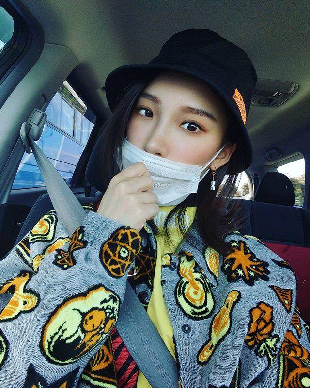 小肉脸大眼睛超萌,两岁就敷面膜真精致_齐娇