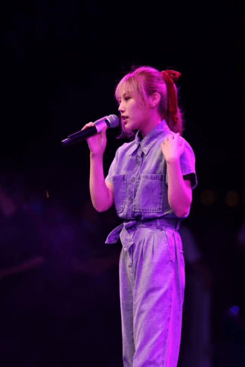 苏晗参加成都dounight街头音乐会首场线下演出温暖而至