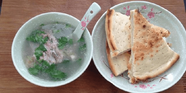 原创羊肉泡馍好吃,功劳都在这锅盔上,想要经煮耐泡,这一步是关键