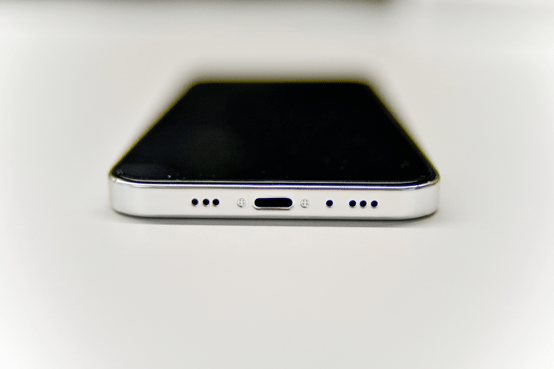 摄像头凸起这个没啥好说的了,要指望苹果把摄像头完全做平好像也不太