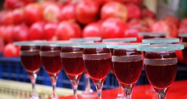 红艳艳的石榴汁实际上很涩,因为他是用皮挤压的